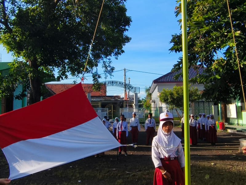 SD ISLAM NURUL MANSHUR_Upacara Bendera Senin Pagi Tekankan menjaga Kesehatan dan Kedisiplinan