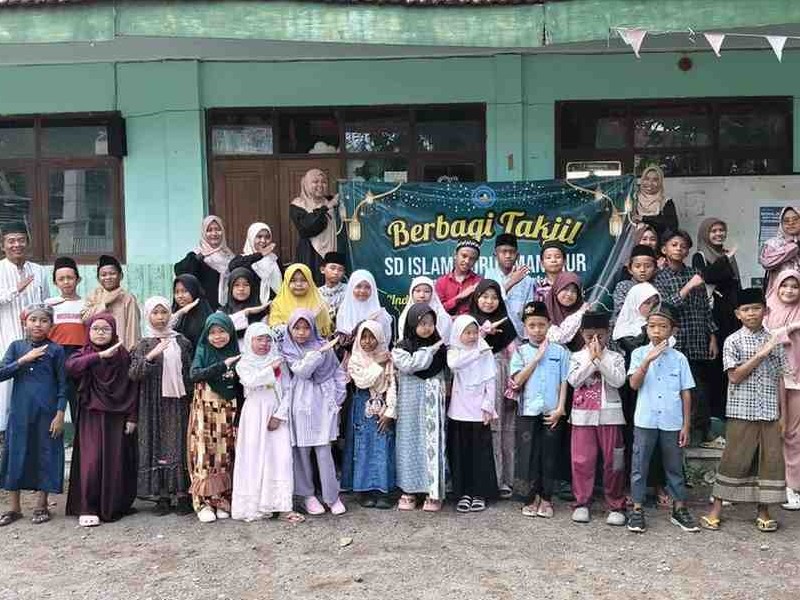 SD Islam Nurul Manshur Mimbaan Panji Situbondo Gelar Pembagian Ta’jil Gratis di Jalan Semeru