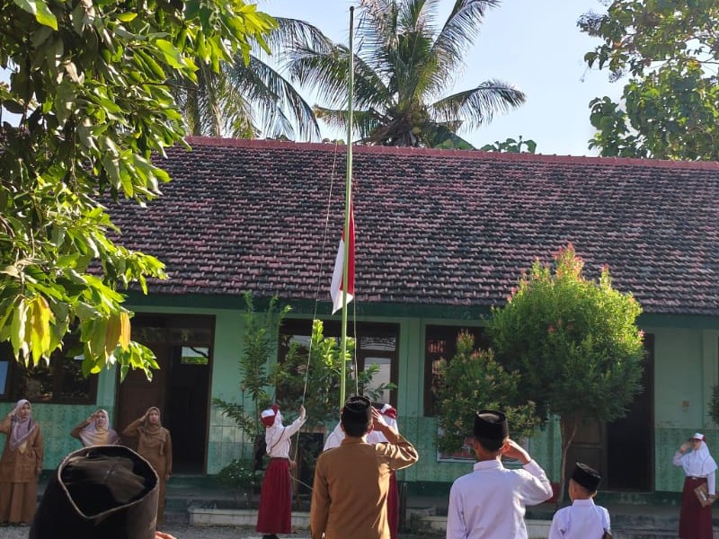 SD ISLAM NURUL MANSHUR LAKSANAKAN UPACARA BENDERA DAN PEMBUKAAN MPLS RAMAH TAHUN 2026